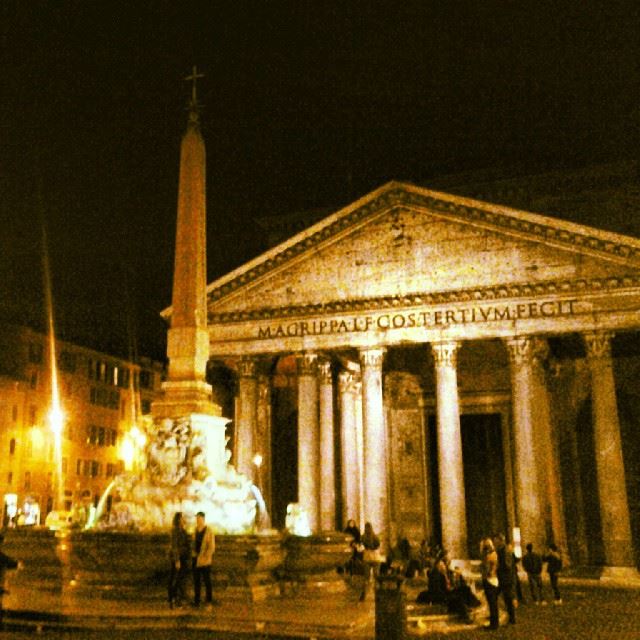 The giant impressive  Pantheon Roman  monument  building  Architecture ...