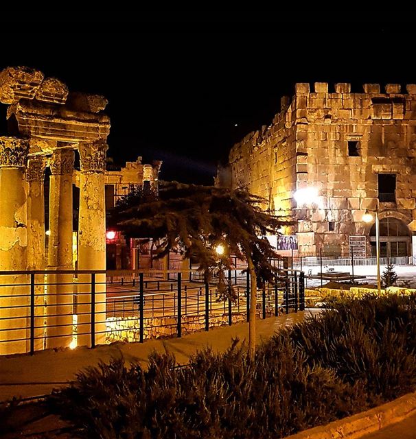 The Gigantic Temples of Baalback------------------------------- lebanon ... (Baalbek , Roman Temple , Lebanon)