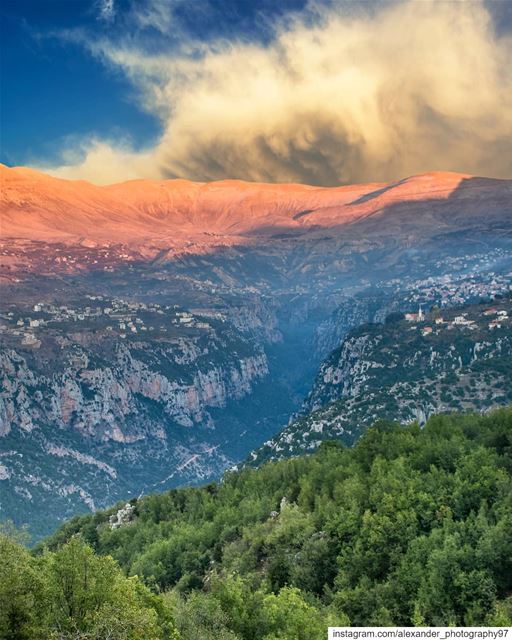 The Holy valley of kannoubine - Large stormy clouds behind the Makmel... (Ouâdi Qannoûbîne, Liban-Nord, Lebanon)