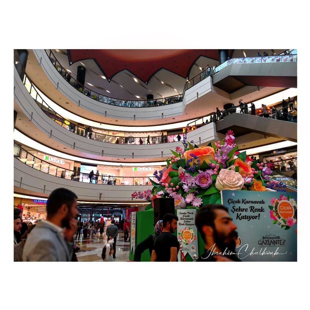 The mall -  ichalhoub in  gaziantep  Turkey shooting with a mobile phone ...