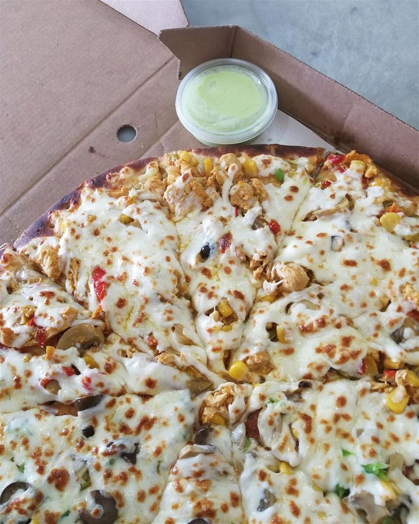 The marinated chicken in this pizza is mouthwatering😋😋😋!!! Make it... (Rashet somsom - رشة سمسم)