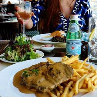 The perfect dinner date 🍴🍷 SteakFrites at Couqley anyone? (Couqley)