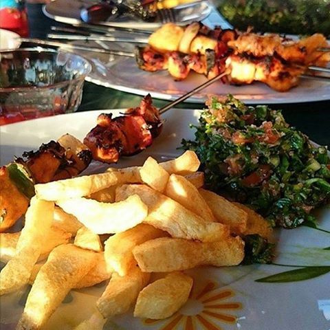 The perfect Lebanese lunch ☀️🍴 feedmenow tabbouleh