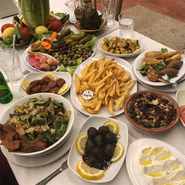 The perfect spread at the perfect place👌  merdechiyeh  zgharta @beit.al.ch (Beit Al Chaykha - Riviera Merdachieh Restaurant)