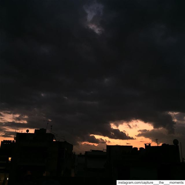 The Sky few hours ago ! 👍🏻or 👎🏻sky  black  clouds  sunset_pics  rain ...