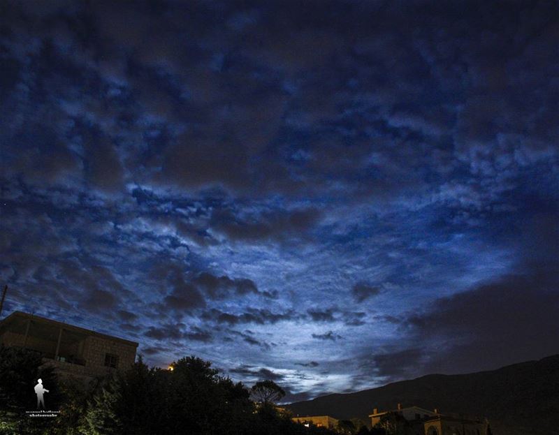 The sky is the daily bread of the eyes. nightveiw  clouds  moon  chouf...