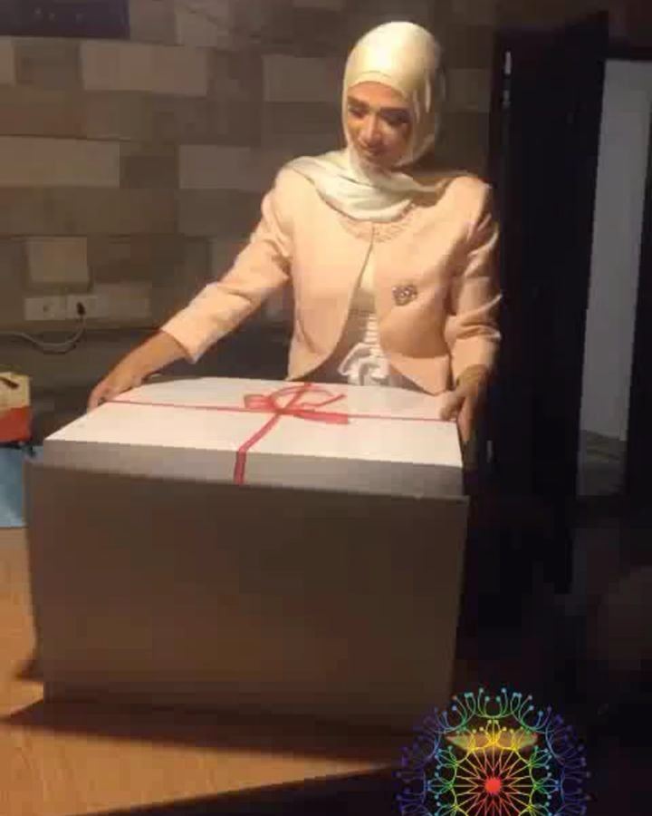 The smile on her face is  priceless !!!Exploding box by @wishes_in_a_pot...