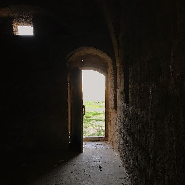 ~..The story of A swinging Door: 📜💫..~ 🍒🍁🚪🇱🇧 december ... (Chouf)