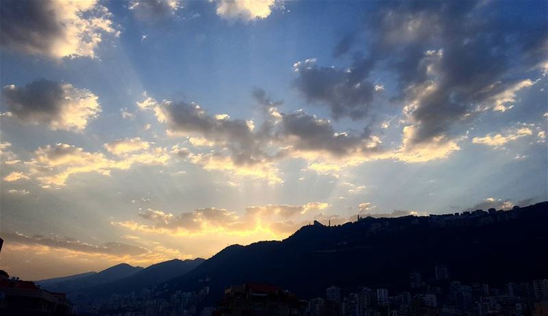 The sun rises to a new day.  goodmorning sunrise  positive ... (Joünié)