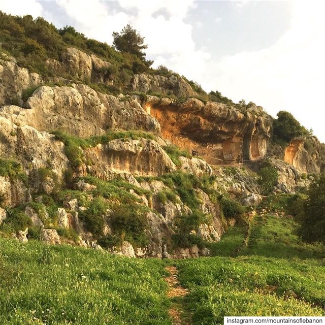 The vandalized ,Abandoned, and left to be forgotten grotto of very... (El Qalamoûn, Liban-Nord, Lebanon)