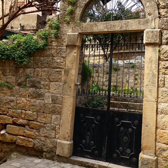The wall is half destroyed but at least the door is still standing. ... (Dayr Al Qamar, Mont-Liban, Lebanon)