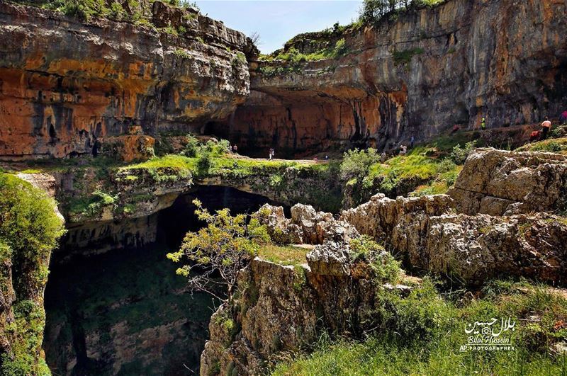 The waterfall Baloo Balaa drops at an altitude of 250 meters inside a cave...