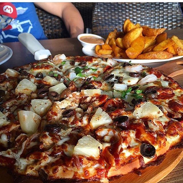 There's no better feeling in the world than a warm pizza .... (Napoli Pizza Jbeil)