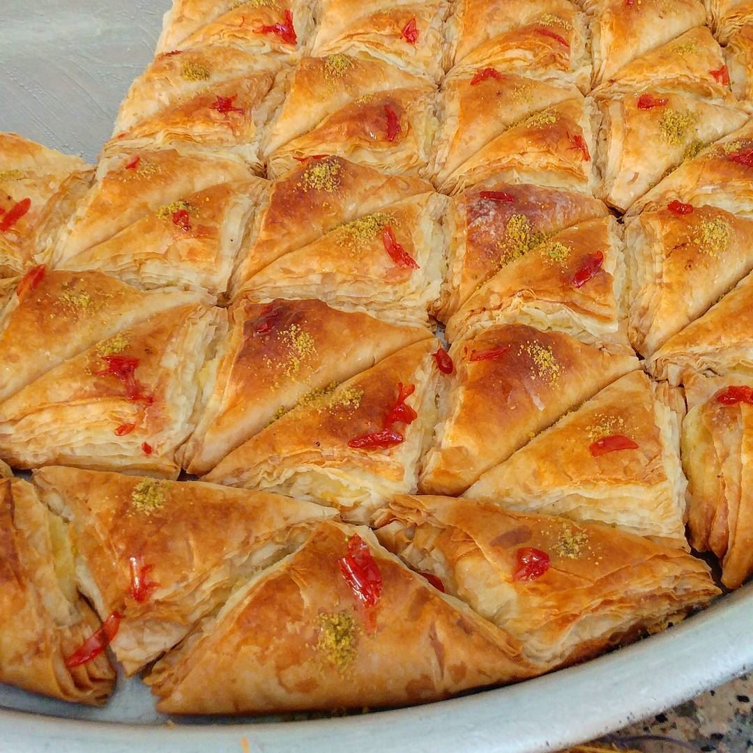 These pastries are made-up of several layers of phyllo (cut in squares)fold (Marjayoûn, Al Janub, Lebanon)