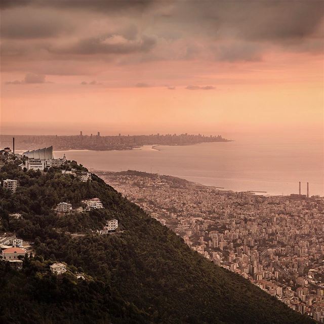 They call it golden hour... well I call it golden hour too 🤷‍♂️🌆... (Joünié)