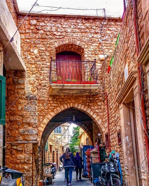 This  balcony is just like this country , as tiny as it is, yet holding so... (مدينة صور - Tyre City)