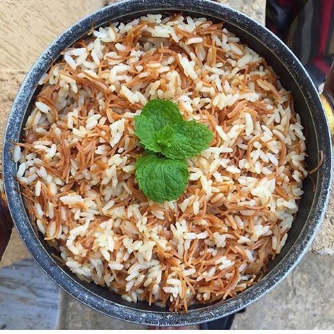 This bowl of rice looks so perfect! Anyone else love this kind of rice? I could eat it on its own with a pinch of salt and bhar helo 😍❤️ Photo by @therawadventure