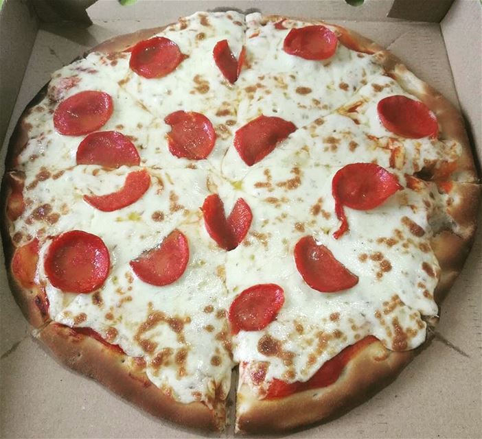 This how we do it on Sunday eve!🍕😋🍕😋🍕😋Tag a friend who you’d want... (Rashet somsom - رشة سمسم)