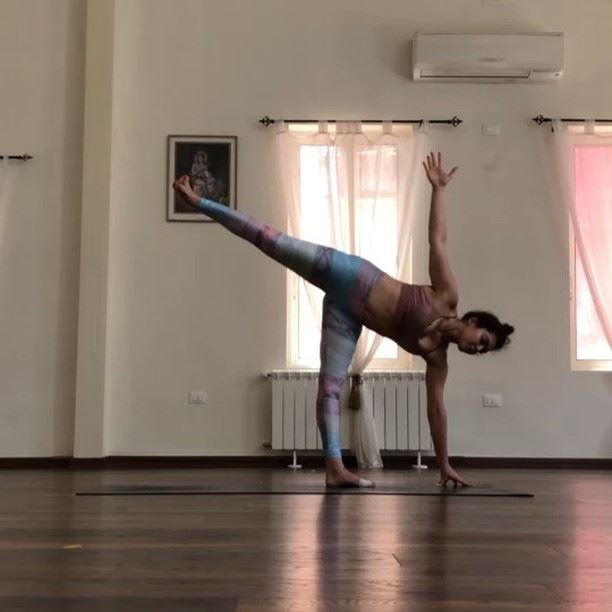 This is a 3min balancing flow that I often incorporate in my practice. It... (Sarvam Yoga)