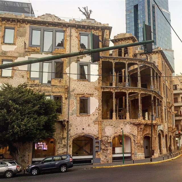 This is a building that stood in the middle of the Lebanese war... (Sodeco)