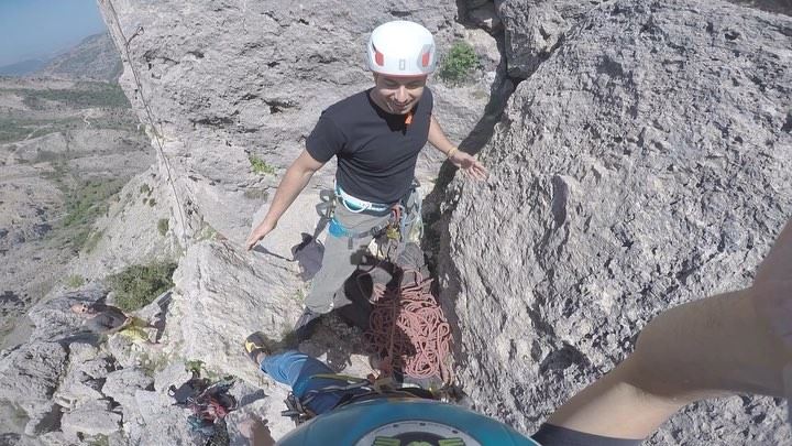 This is how to secure youreself while climbing(Rock climbing in Lebanon... (Tannourine)