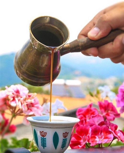 This is how you do morning coffee on Mount Lebanon ☕️🌺👌🏽 @ramramcoffee (Brumana, Mont-Liban, Lebanon)