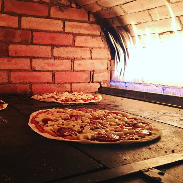 This is what we call Fresh Italian Pizza!By @repost_restaurant  pizza...