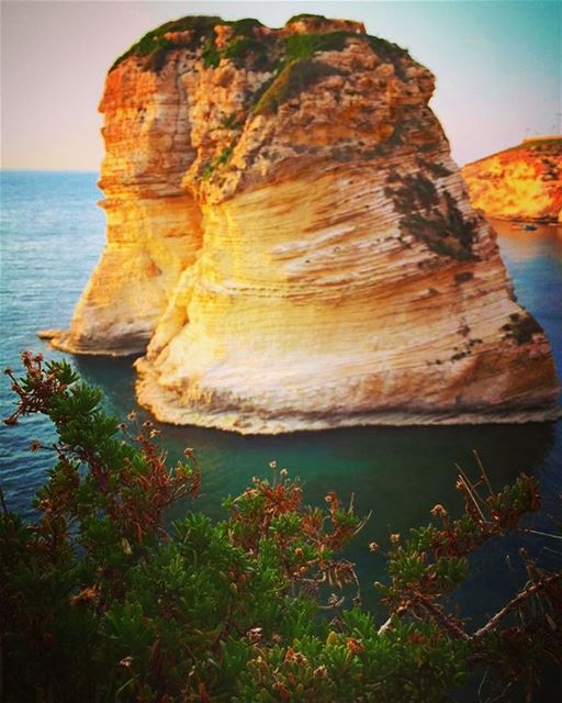 This  Rock rocks 💛💥 raouche  beirut  goldenhour  onthebeach ... (Raouche Rock)