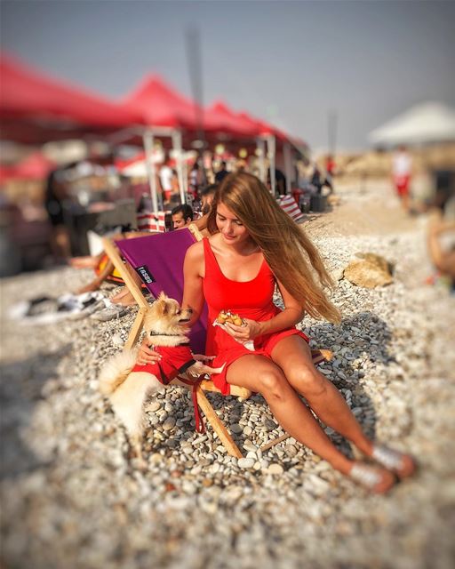 This would have been the most romantic picture ever if only nugget was...