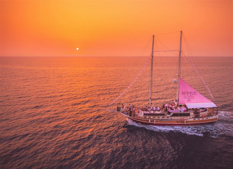 Throw off the bowlines, sail away from the harbor. Explore, dream,... (Batroûn)