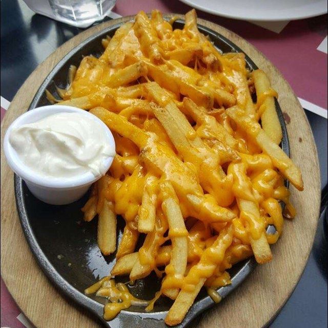 Time for a snack 🙊🍟 Fries n Cheddar with sour cream dip! Yum 😍😍 @roadsterdiner  (Roadster Diner, Beirut City Centre)