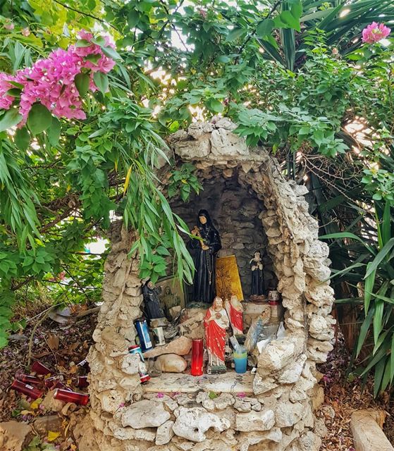 Tiny altars is a typical decoration of any Christian area in Lebanon ⛪⠀В... (Beirut, Lebanon)