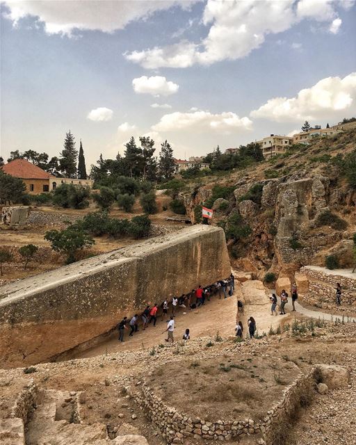 Tiny people in Big places ☝🏻❤️  peterwenmaken @livelove.baalbeck ....... (Baalbek, Lebanon)