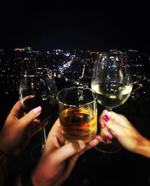 To unforgettable nights! 🥂 Cheers  HappyFriday  DrinksWithAView📍@theterr (Bay Lodge)