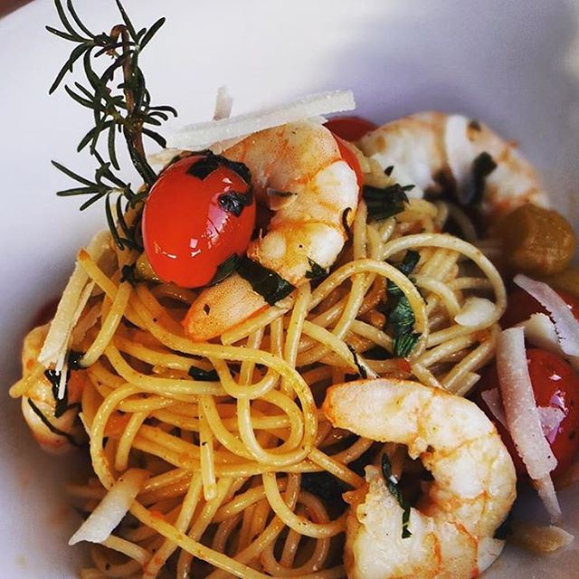 Today i have a dinner Recommendations, what's better than shrimp pasta with white wine and a lot of LOVE ❤️ Photo repost from @youhannazn 
