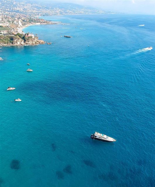 Todos sabem que o mar Mediterrâneo é lindo, mas no Líbano ele ganha um... (Amchitt, Mont-Liban, Lebanon)