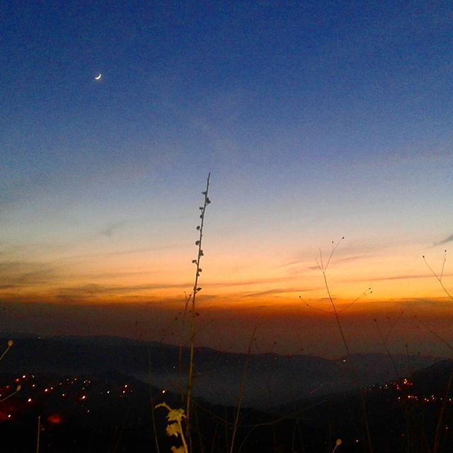 tonight sunsetorangesky bluesky coucherdesoleil cesoirmoon lune (El Mroûj, Mont-Liban, Lebanon)