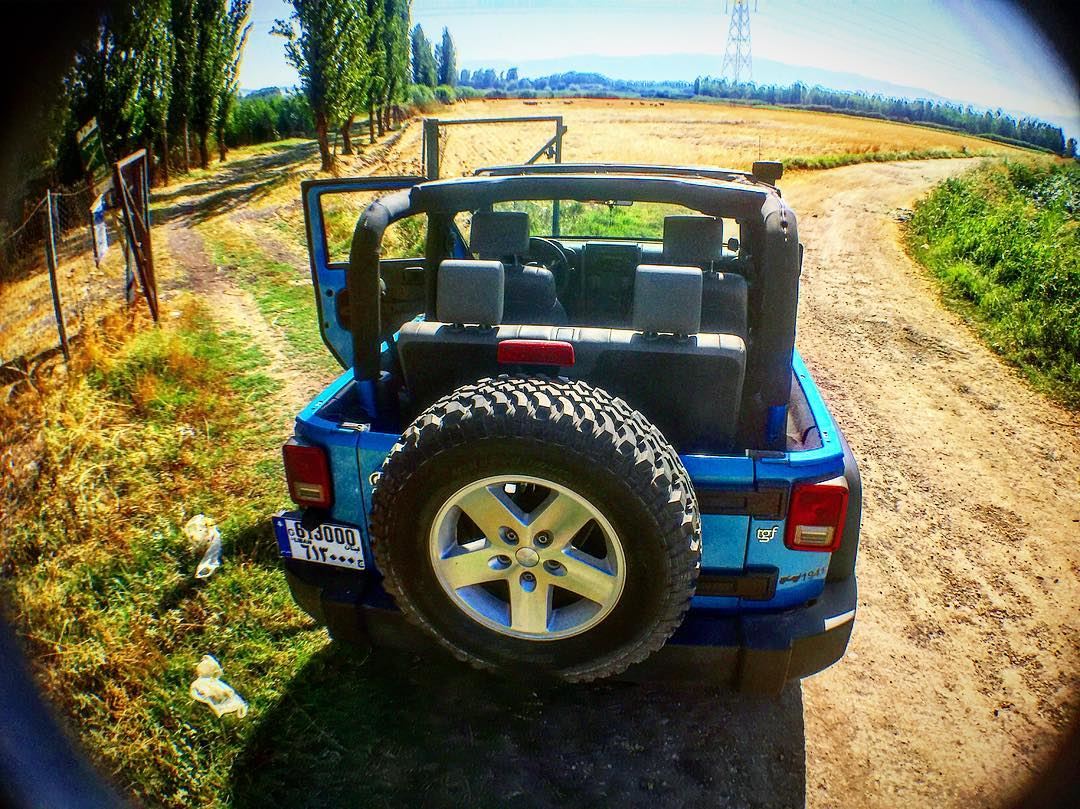 TopLess life.. Blue skies. Friday @seven_slot_battalion  jeep jeepjk ... (Kafr Zabad, Béqaa, Lebanon)