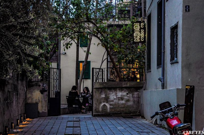 Toujours dans les rues d’Ashrafieh. @kaleicoffee.co   streetphotography ... (Kalei Coffee Co.)