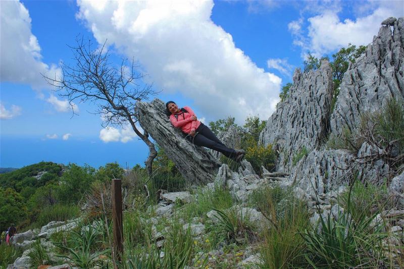 TREEting My Body Well 🎋🛌..Happy  laborday  heikwehike  sanesundays ... (Jabal Moûssi)