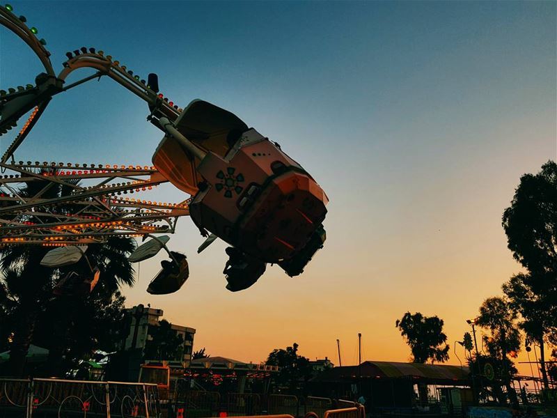 Tu me fais tourner la tête 🎠🌅🙃........ manege  carousel ...