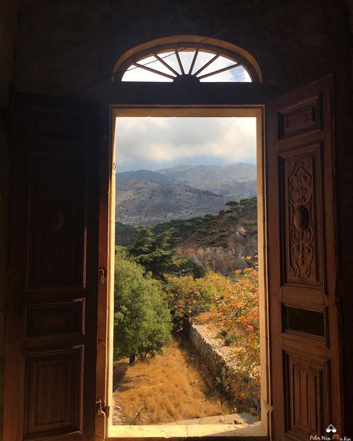Tuesday isn’t so bad 🚪it’s a sign that i somehow survived Monday 🕺🏻... (Chouf)