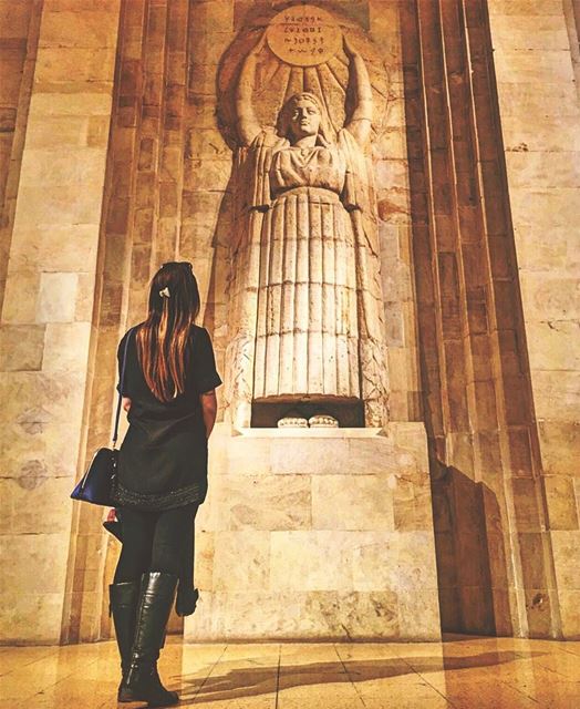 Turista brasileira @barbsbr admirando um dos muitos monumentos expostos no... (National Museum of Beirut)