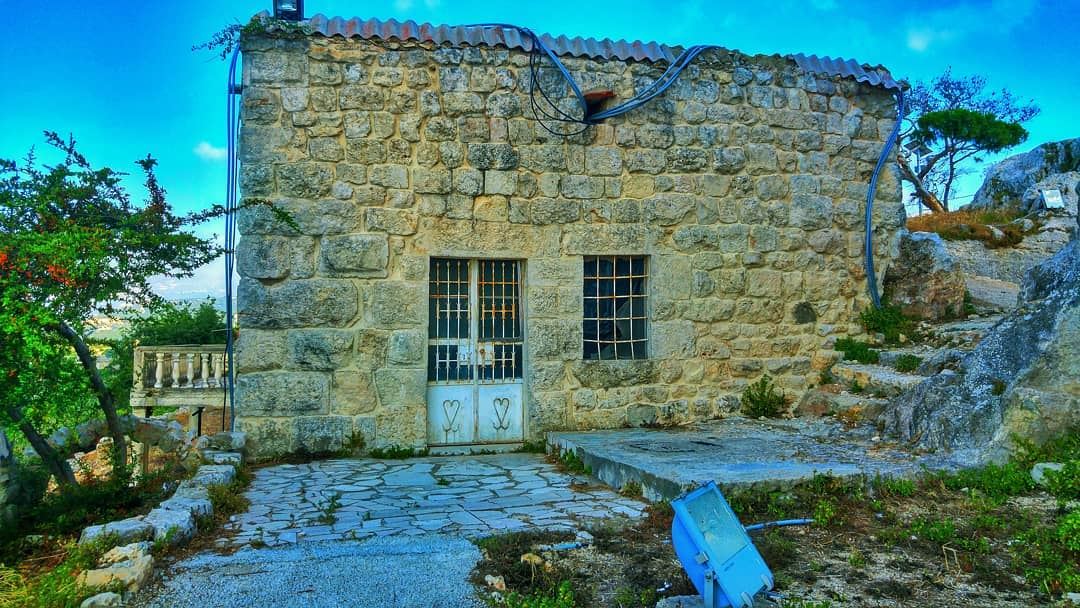 Typical lebanese village house ...🏡🏠🏚🏘🏚🏠🏡🏠🏚🏘🏚🏠🏡... (Smar Jubayl, Liban-Nord, Lebanon)