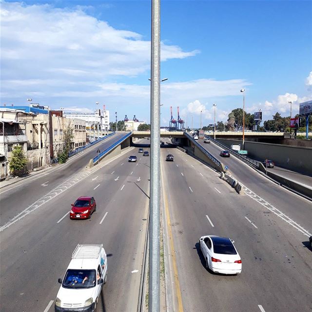 🇱🇧  uglybeirut  uglycity  beirut  naher  lebanon  lebanonshots  road ... (Beirut, Lebanon)