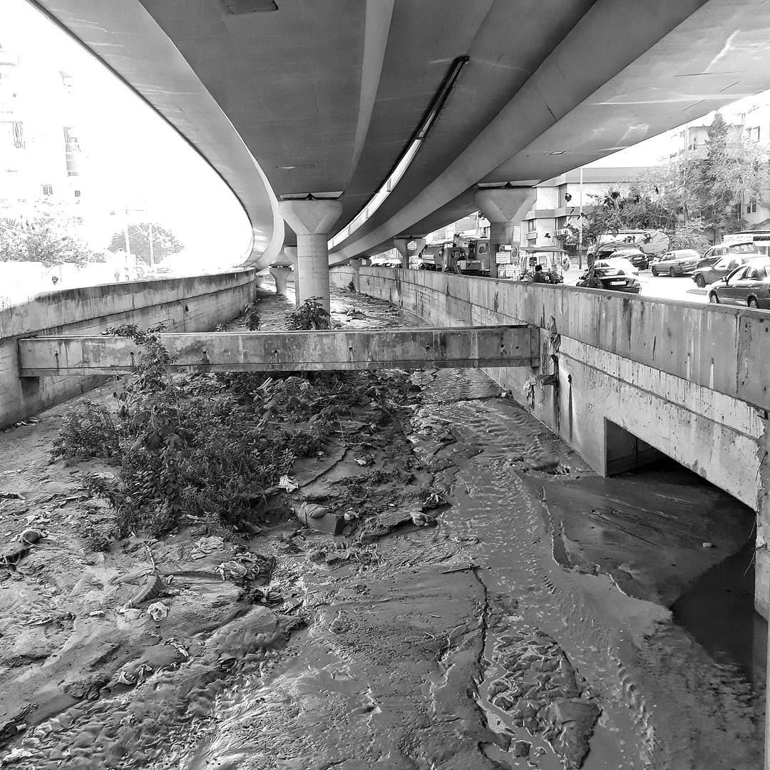 🇱🇧  uglybeirut  uglycity  urban  river  beirut  zalqa  lebanon ... (Naher El-mot)