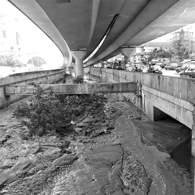 🇱🇧  uglybeirut  uglycity  urban  river  beirut  zalqa  lebanon ... (Naher El-mot)