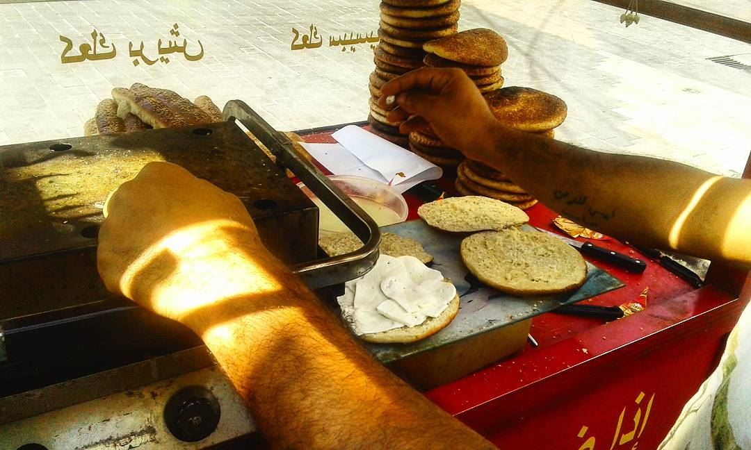 🇱🇧 uglybeirut  urban  saida  lebanon  saidaseries  streetfood  food  man... (Saïda, Al Janub, Lebanon)