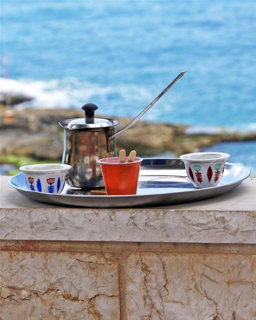 Um café com cardamomo, típica receita matinal libanesa, é o melhor jeito... (Batroûn)