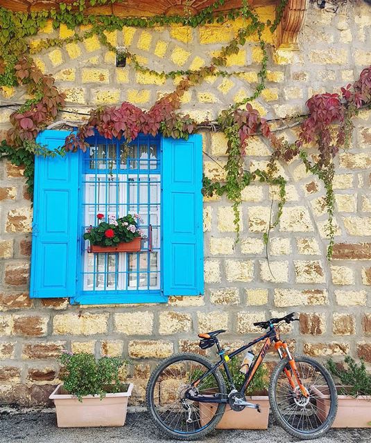 Um passeio pelo Líbano de bike é sempre uma boa ideia. Feliz domingo a... (Hadeth El Joubbe, Liban-Nord, Lebanon)